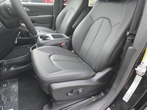 2025 Chrysler Voyager LX
