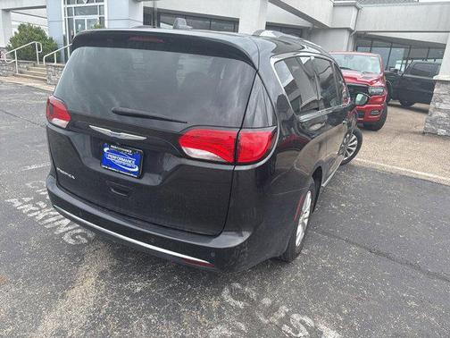 Brilliant Black Crystal Pearlcoat 2018 Chrysler Pacifica Touring-L