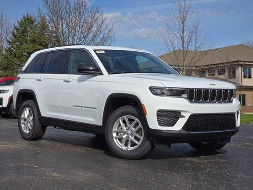 Bright White Clearcoat 2026 Jeep Grand Cherokee Laredo