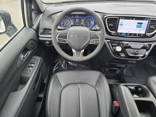 2025 Chrysler Pacifica L