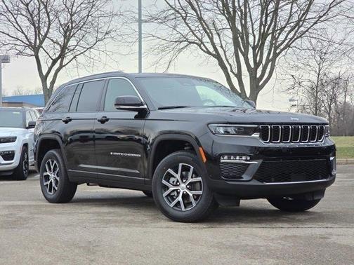 Diamond Black Crystal Pearlcoat 2025 Jeep Grand Cherokee Limited