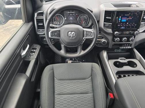 Diamond Black Crystal Pearlcoat 2026 RAM 1500 Express