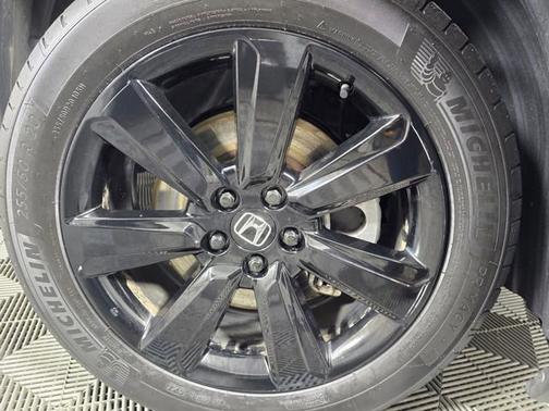 Crystal Black Pearl 2025 Honda Pilot
