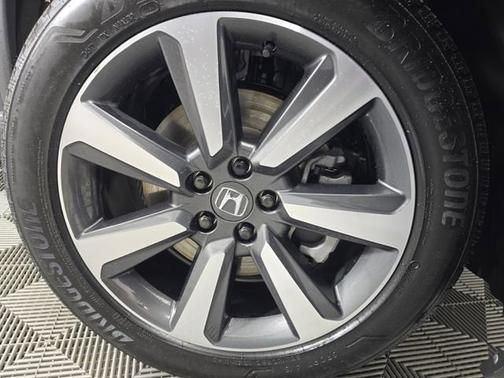 Modern Steel Metallic 2025 Honda Pilot