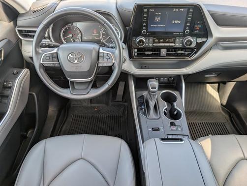 Moon Dust 2022 Toyota Highlander XLE