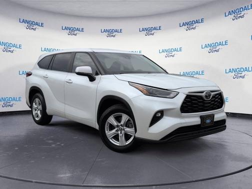 Pearl 2023 Toyota Highlander LE