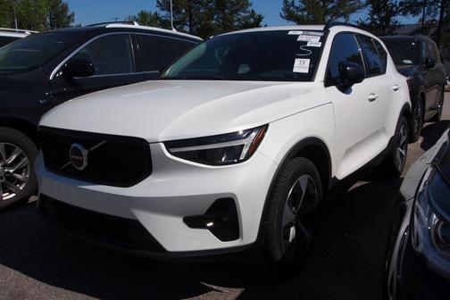 White 2023 Volvo XC40 B5 Plus Dark Theme