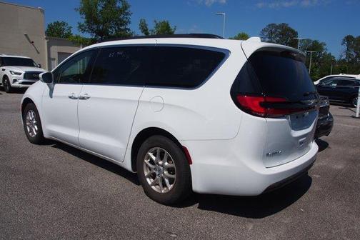 Bright White Clearcoat 2022 Chrysler Pacifica Touring-L