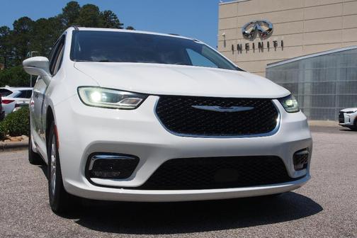 Bright White Clearcoat 2022 Chrysler Pacifica Touring-L