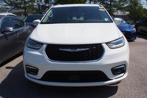 Bright White Clearcoat 2022 Chrysler Pacifica Touring-L