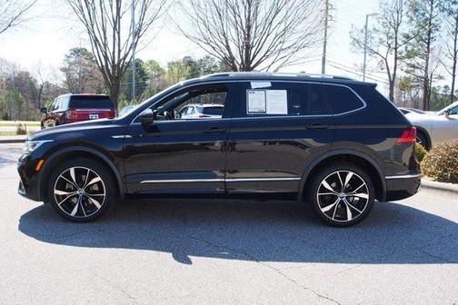 Deep Black Pearl Effect 2022 Volkswagen Tiguan 2.0T SEL R-Line