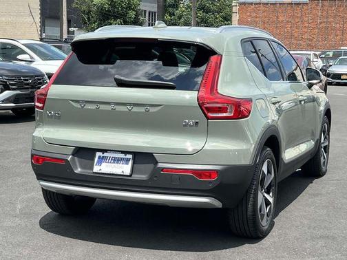 2023 Volvo XC40 B5 Plus Bright Theme