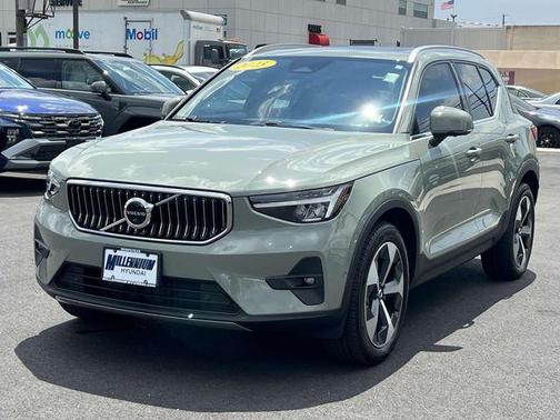 2023 Volvo XC40 B5 Plus Bright Theme