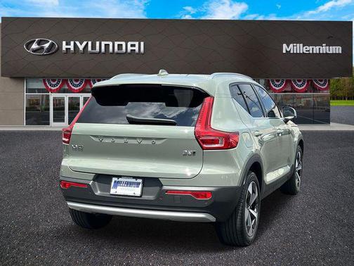 2023 Volvo XC40 B5 Plus Bright Theme