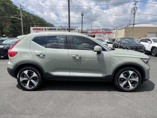 2023 Volvo XC40 B5 Plus Bright Theme