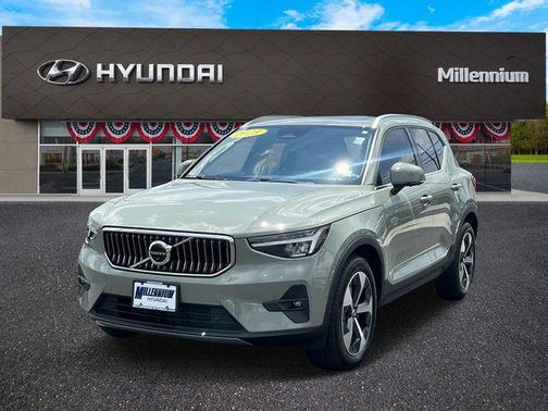 2023 Volvo XC40 B5 Plus Bright Theme