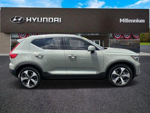 2023 Volvo XC40 B5 Plus Bright Theme