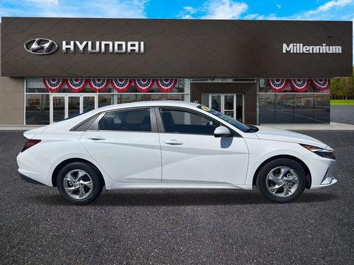 2022 Hyundai ELANTRA SE