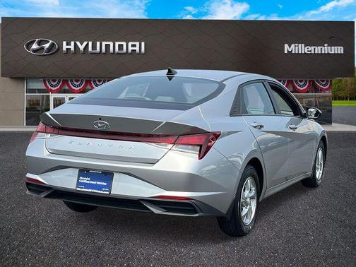 2022 Hyundai ELANTRA SE