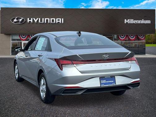 2022 Hyundai ELANTRA SE