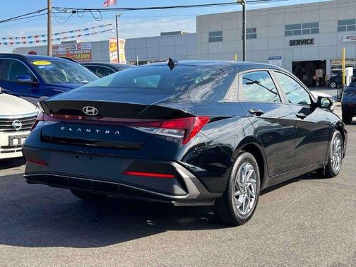 Black 2024 Hyundai ELANTRA SEL
