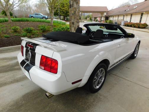 2005 Ford Mustang Base