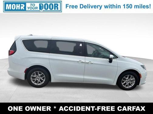 Bright White Clearcoat 2022 Chrysler Voyager LX