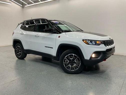 Bright White Clearcoat 2025 Jeep Compass Trailhawk