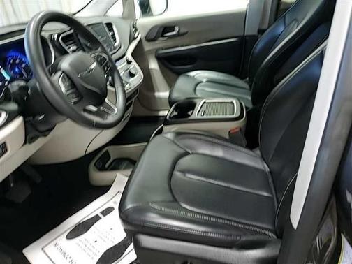 Granite Crystal Clearcoat Metallic 2023 Chrysler Pacifica Touring-L