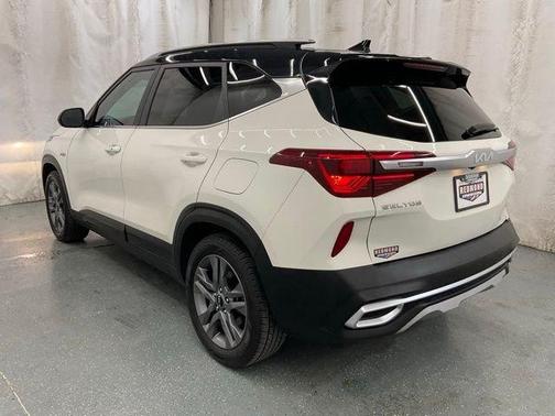 Clear White / Black Roof 2023 Kia Seltos S