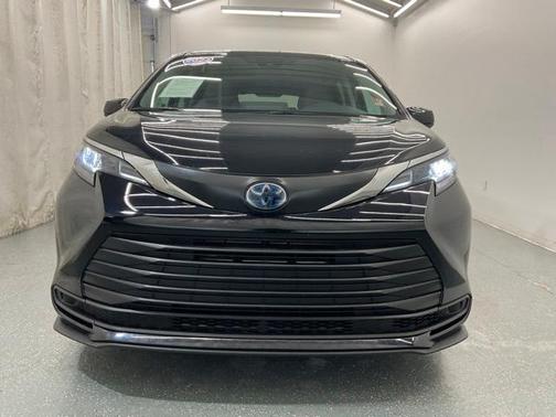 2024 Toyota Sienna LE