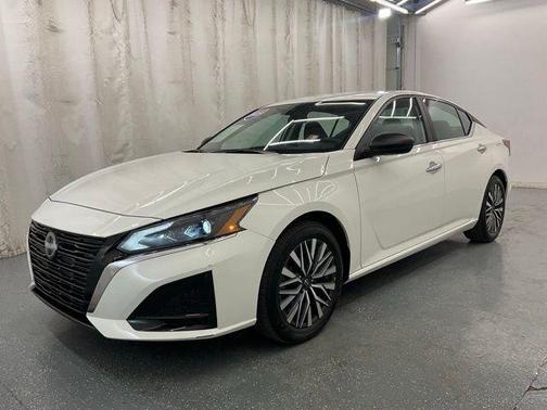 Glacier White 2025 Nissan Altima SV