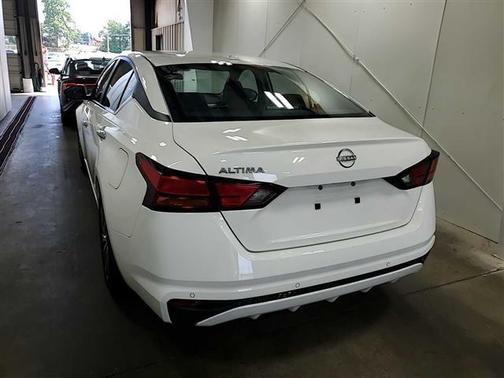 Glacier White 2025 Nissan Altima SV