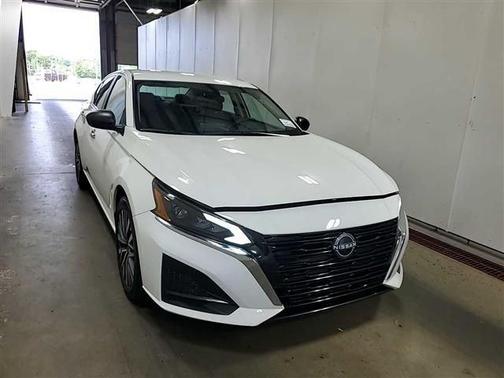 Glacier White 2025 Nissan Altima SV