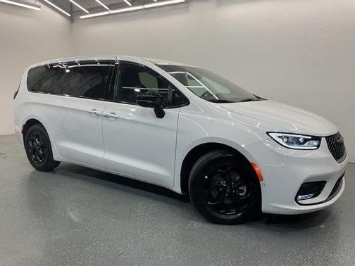 2024 Chrysler Pacifica Hybrid Select