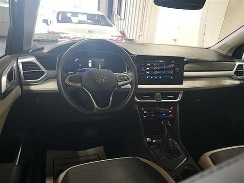 Platinum Gray Metallic 2025 Volkswagen Taos 1.5T SE