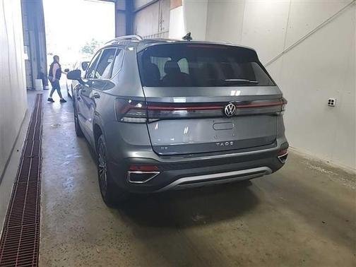 Platinum Gray Metallic 2025 Volkswagen Taos 1.5T SE