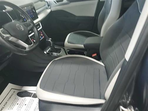 Platinum Gray Metallic 2025 Volkswagen Taos 1.5T SE