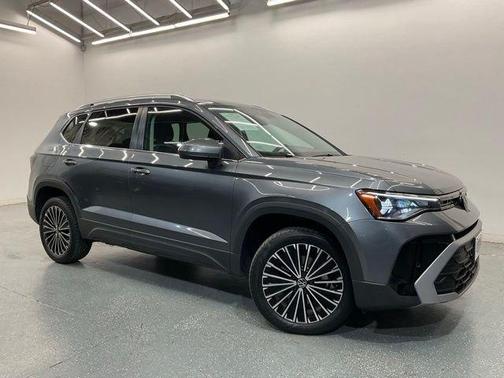 Platinum Gray Metallic 2025 Volkswagen Taos 1.5T SE
