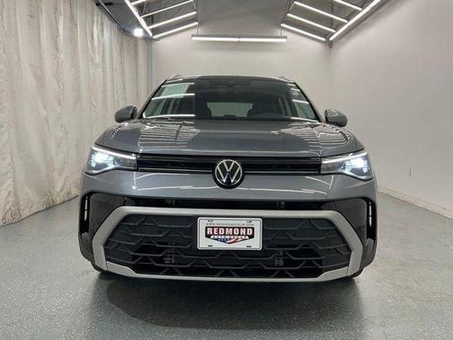 Platinum Gray Metallic 2025 Volkswagen Taos 1.5T SE