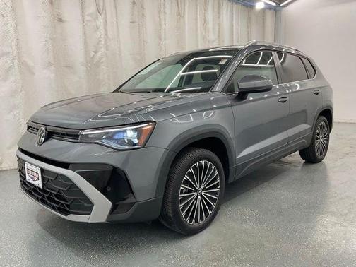 Platinum Gray Metallic 2025 Volkswagen Taos 1.5T SE