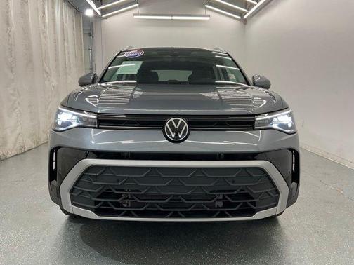 Platinum Gray Metallic 2025 Volkswagen Taos 1.5T SE