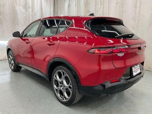 Rosso 2025 Alfa Romeo Tonale Base