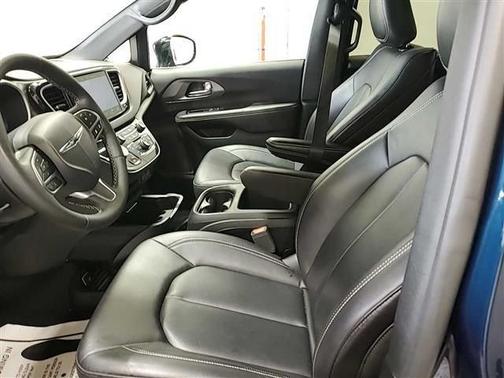 Fathom Blue Pearlcoat 2025 Chrysler Pacifica Select