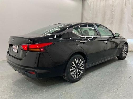Super Black Clearcoat 2025 Nissan Altima SV