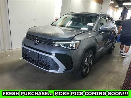 Platinum Gray Metallic 2025 Volkswagen Taos 1.5T SE