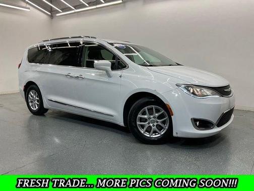 Bright White Clearcoat 2020 Chrysler Pacifica Touring-L