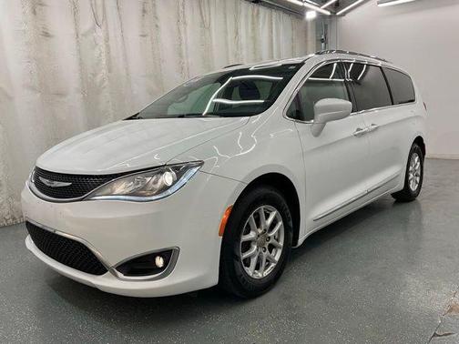 Bright White Clearcoat 2020 Chrysler Pacifica Touring-L