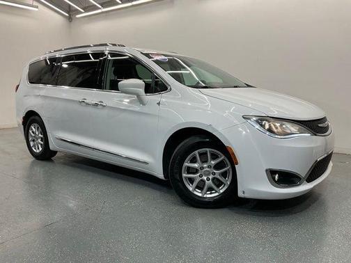 Bright White Clearcoat 2020 Chrysler Pacifica Touring-L