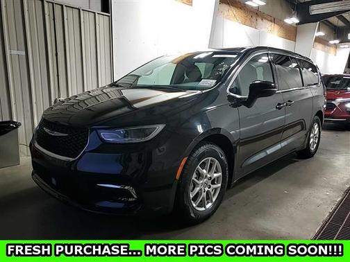 2023 Chrysler Pacifica Touring-L